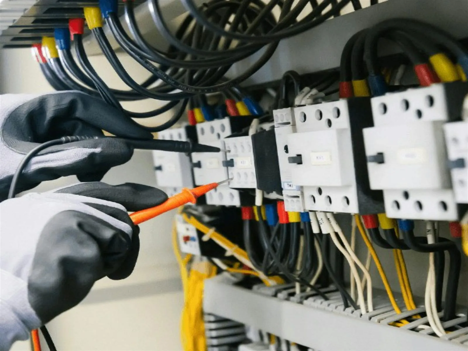 Testing terminals in a commercial distribution panel